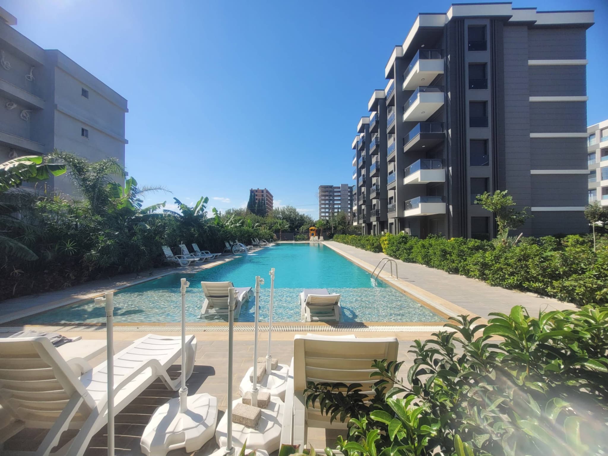 ANTALYA AKSU ALTINTAŞ'TA SATILIK, SİTE İÇİNDE HAVUZLU LÜKS 1+1 DAİRE