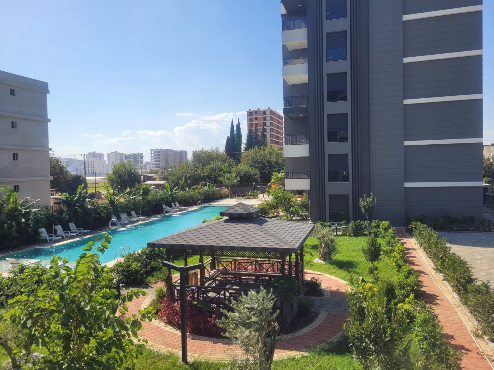 ANTALYA AKSU ALTINTAŞ'TA SATILIK, SİTE İÇİNDE HAVUZLU LÜKS 1+1 DAİRE